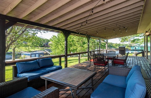 Mead House | 2Kings 2Doubles - Boat Dock in Cozy Cove PetsAsk