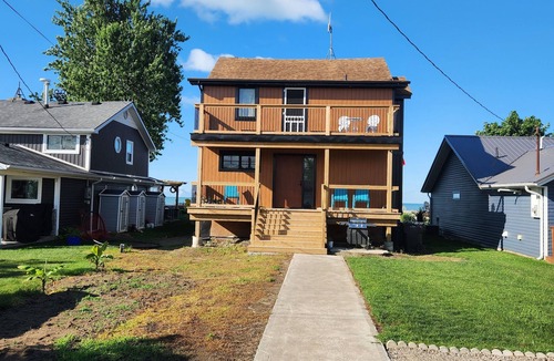 Amherstburg Apartment | 2nd Floor Upper Lakeside Duplex with a bird`s eye view