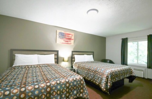 Glenwood Hotel | 3 Accommodations of Clean & Modern Rooms | Near Hwy 34 | Free Parking