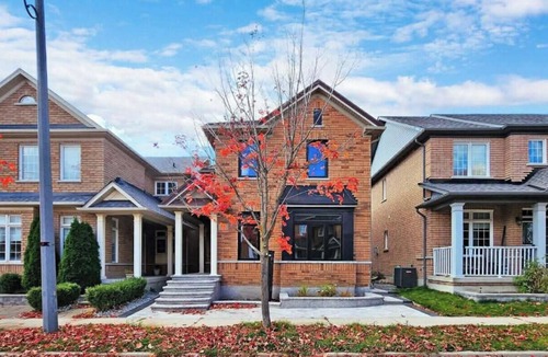 Markham House | 3 bed 2 bath luxury home in Markham