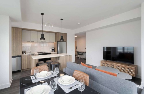 Downtown Mississauga Apartment | 3 Bedroom/2 Bathroom Suite
