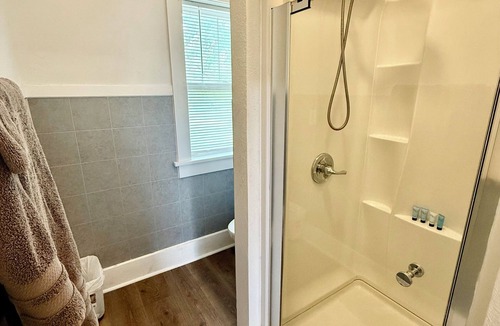 Ellsworth County House | 3 Bedroom Farmhouse on Plum Creek Wildlife Quiet Getaway Sleeps up to 10