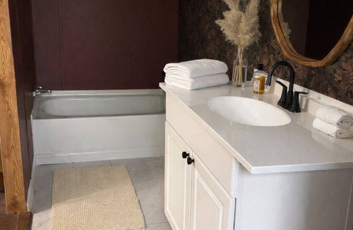 Swartz House | 3-bedroom home in tranquil Monroe