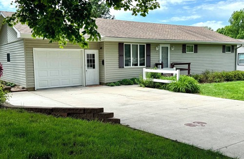 Mapleton House | 3-bedroom house in delightful Mapleton with AC, WiFi. Unwind and enjoy!