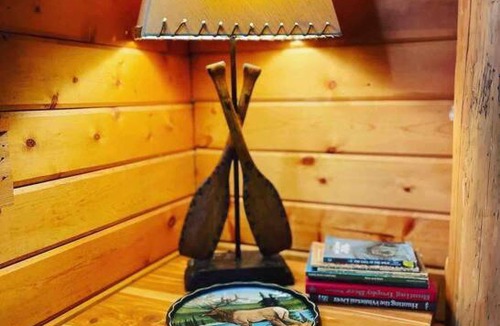 Eureka Springs House | 3 Bedroom log cabin with hot tub at Bear Mountain