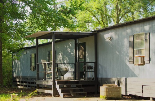 Chatawa House | 3-bedroom mobile home in wonderful Mount Hermon with WiFi, AC, and internet.