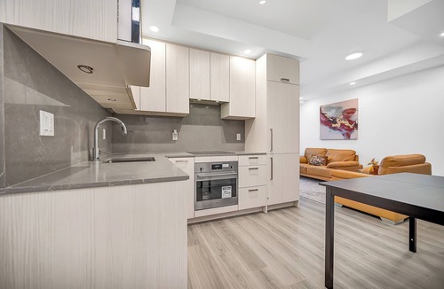 Toronto House | 3-bedroom townhome in nice, quiet Toronto area, also with AC,stairs and bike!