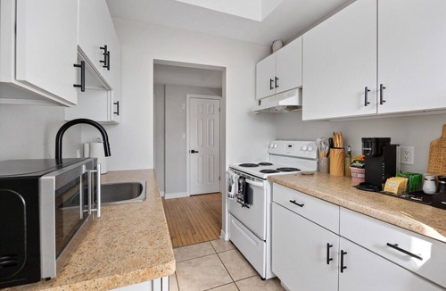 Walkerville Apartment | 3 Bedrooms, 2 Kitchens & 2 Bathrooms—Perfect for Groups