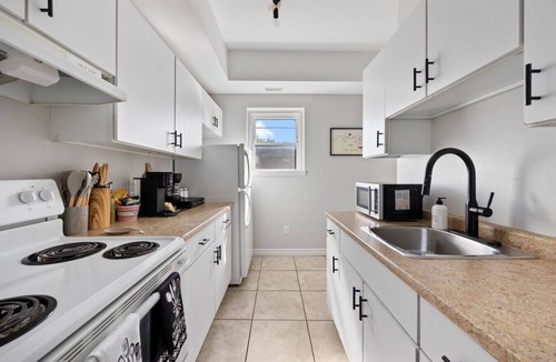 Walkerville Apartment | 3 Bedrooms, 2 Kitchens & 2 Bathrooms—Perfect for Groups