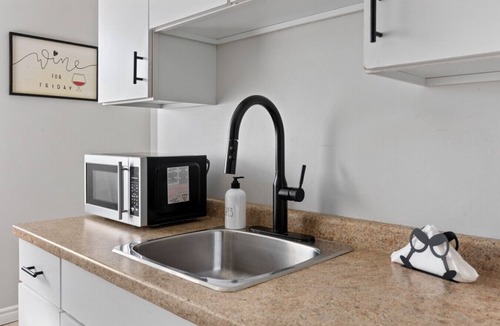 Walkerville Apartment | 3 Bedrooms, 2 Kitchens & 2 Bathrooms—Perfect for Groups