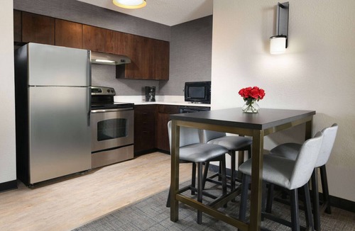 Richardson Hotel | 3 Big Units, Minutes to Dallas Arboretum! Private Full Kitchens! Pets Allowed!