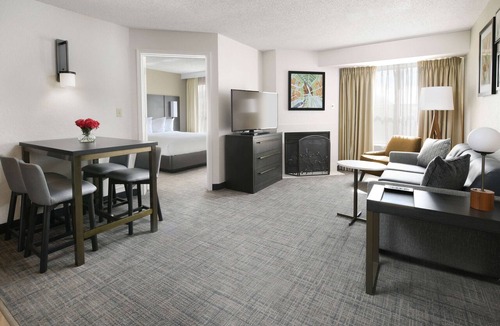 Richardson Hotel | 3 Big Units, Minutes to Dallas Arboretum! Private Full Kitchens! Pets Allowed!