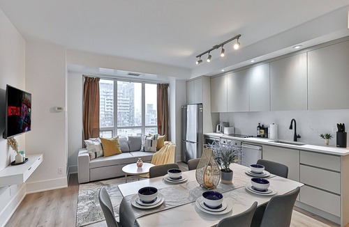 CityPlace Apartment | 3 BR w/parking Downtown Toronto beside CN Tower, Rogers Centre and MTCC