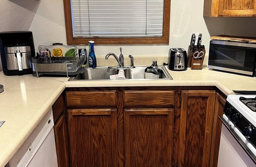 Fairview Apartment | 3-C’s…COZY, CLEAN AND COMFORTABLE! Conveniently located to downtown and buses.