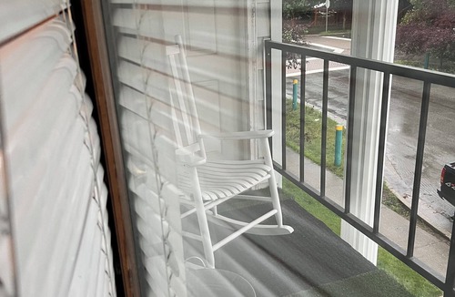Fairview Apartment | 3-C’s…COZY, CLEAN AND COMFORTABLE! Conveniently located to downtown and buses.