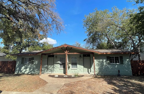Round Rock House | 3 mins from Downtown Round Rock- 25 min from Austin- fenced backyard