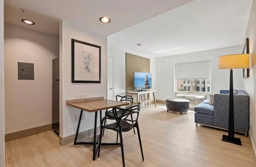 FM 1960 Hotel | 3 Modern Rooms + Free Parking | The Boardwalk at Towne Lake - 5.2 mi
