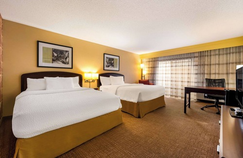 Novi Hotel | 3 Pet-Friendly Accommodations with On-Site Dining, Convenient Parking, and Pool