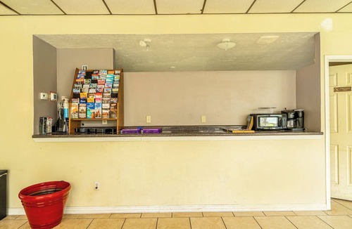 Livingston Hotel | 3 Practical and Clean Rooms w/2 Full Beds Travel-Friendly Amenities for Guest