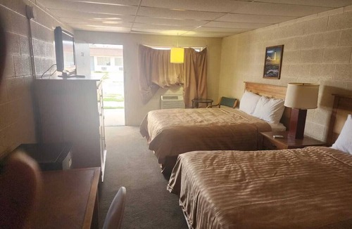 Quinter Hotel | 3 Relaxing Rooms with 2 Queen Beds Perfect for Pet Owners - Free Parking!