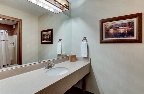 Johnston Hotel | 3 Suites | Johnston Retreat w/Pool and Gym Access | 7 mi to Clive Aquatic Cente