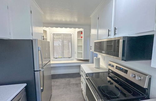 Niagara Falls House | 3500sf, Arcade, 6bdrm, 2 kitchen, 3baths, Parking