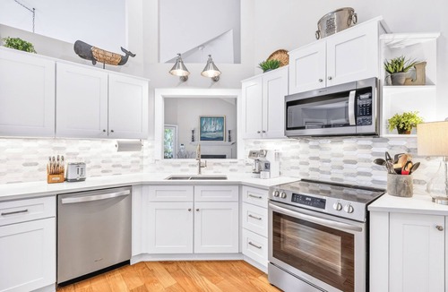 Sea Pines House | 37 Shell Ring: BESTNEST by Beverly Serral
