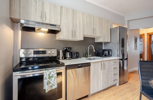 Downtown Montreal Apartment | 3BDR Apt | Rooftop Spa Tub & Grill on Crescent
