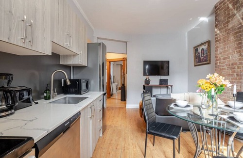 Downtown Montreal Apartment | 3BDR Apt | Rooftop Spa Tub & Grill on Crescent