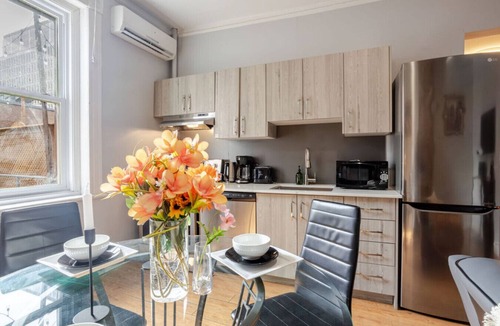 Downtown Montreal Apartment | 3BDR Apt | Rooftop Spa Tub & Grill on Crescent