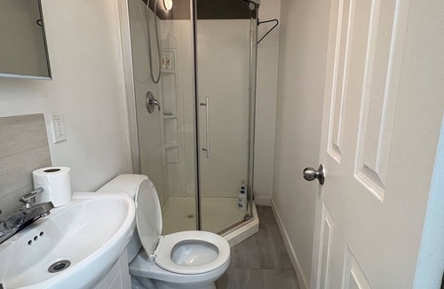 Cote-Des-Neiges—Notre-Dame-De-Grace Apartment | 3BR 2Bath | Metro 3 min | Free Parking+Quiet Area