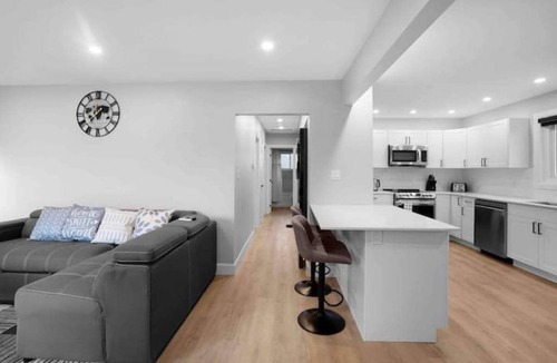 Peterborough House | 3BR Bungalow - North-Central Peterborough - Sleeps 8 - Modern Renovated Home