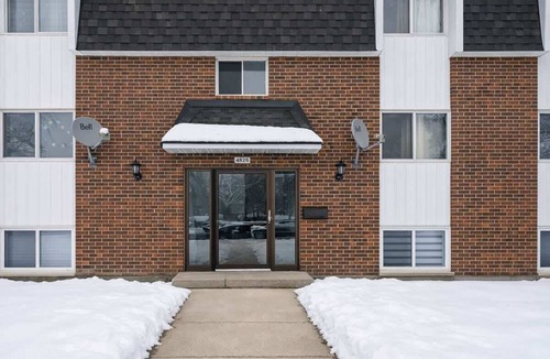 Pierrefonds-Roxboro Apartment | 3BR Pierrefonds - Cozy, Modern, Free Parking