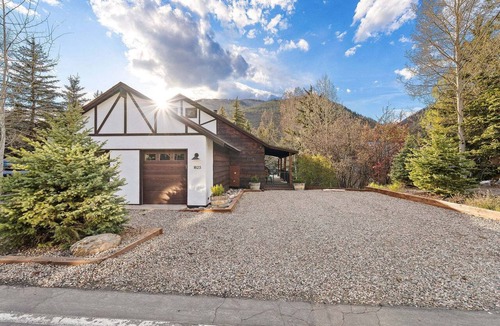 Highland Meadows Ski Chalet | 3BR West Vail riverfront duplex, hot tub, fireplace, yard