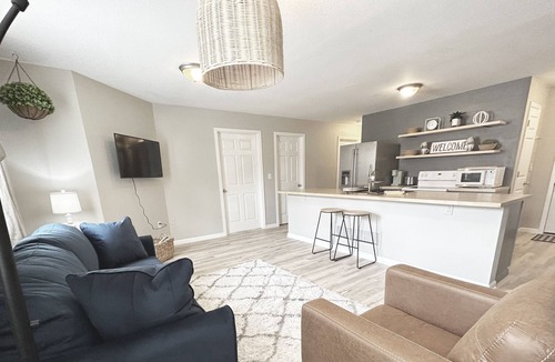 Maryville Villa | 4 bdrm/ 2 bath Walking distance to restaurants on the square! Pet Friendly