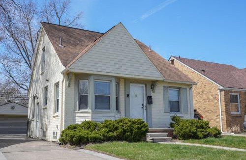 Dearborn House | 4 Bedroom 2 and a half bath that Sleeps 8 Near it all Ford Telegraph