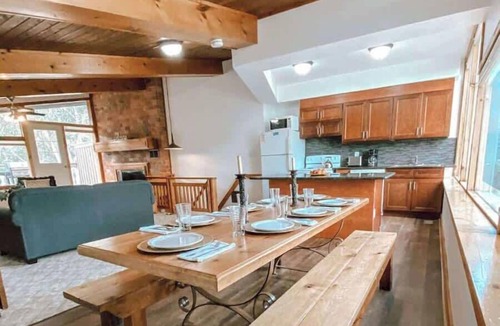 The Blue Mountains Cottage | 4 BR Cottage at Tyrolean, Private Beach Access