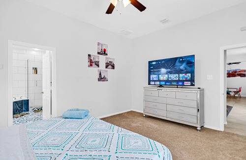 South Arlington House | 4 BR w/ Pool 10 min to Six flags