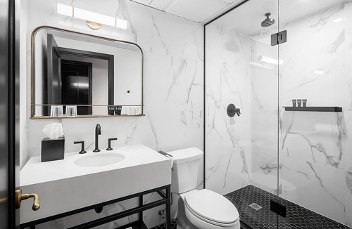 Riverside Hotel | 4 Corner King Getaway with Coffeehouse Breakfast & City Views