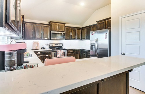 Norman Cottage | 4 Mi to OU Campus & Stadium! Suburban Norman Home