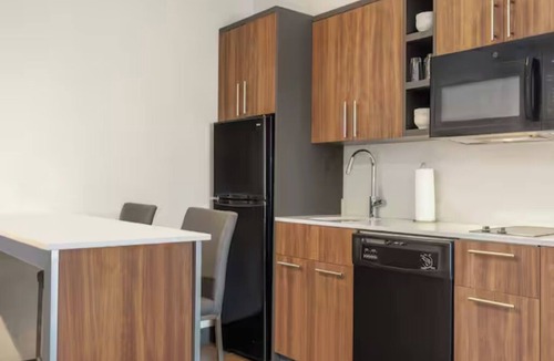 Houston Hotel | 4 Modern Houston Suites Featuring Free Breakfast, Parking, & Indoor Pool Access