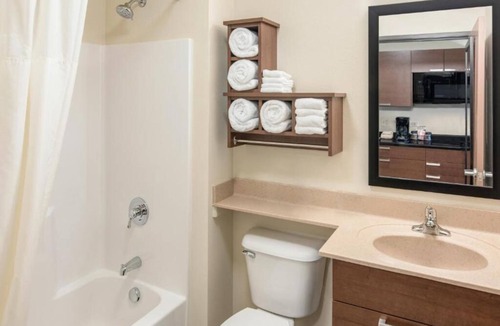 Jamestown Hotel | 4 Spacious Stays – Full Kitchens & Queen Beds Near Frontier Village & Museum