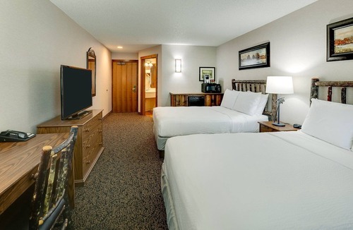 Johnston Hotel | 4 Units | Relaxing Rustic Stay w/Pool+Gym Onsite | 7 mi to Drake University