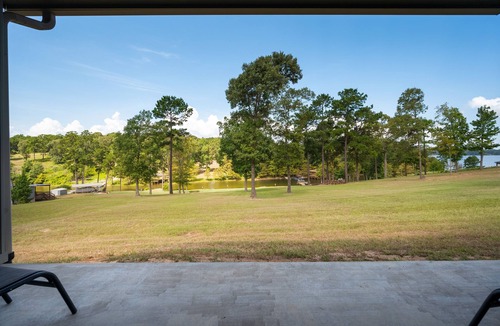 Negreet House | 4BD 3BTH, Lakeview, huge covered outdoor patio Firepit, and Fishing @ Jolie Vue