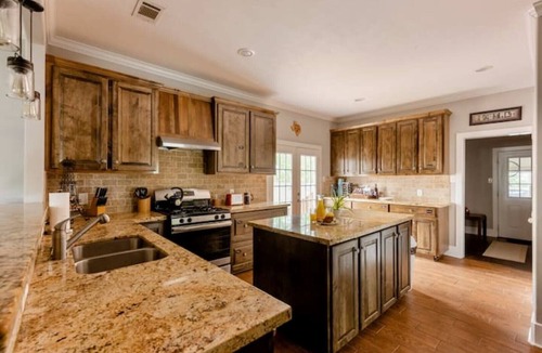 Holick House | 4BR/4.5Bath Spacious Family Home +Walk to KyleField