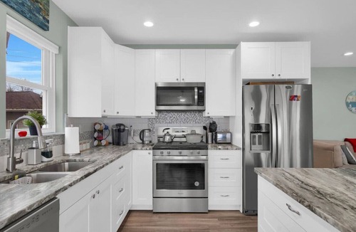 Lexington House | 4BR Beachfront, Stunning Views!