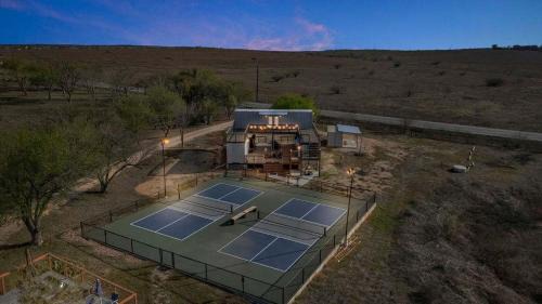 Buda House | 4BR Courtside Retreat Deck Lounge Pool&Pickleball