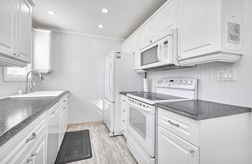 Honey Harbour Cottage | 4BR Honey Harbour Cottage w Hot Tub & Kayaks