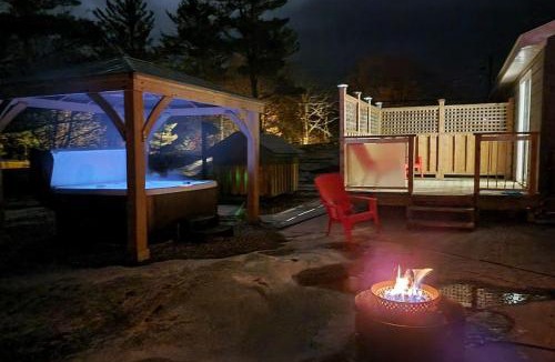 Honey Harbour House | 4BR Honey Harbour Cottage | Hot Tub & Fire Pit