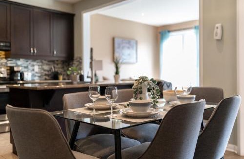 Milton House | 4br Near Hilton Falls - Kelso - Gazebo, Workspace